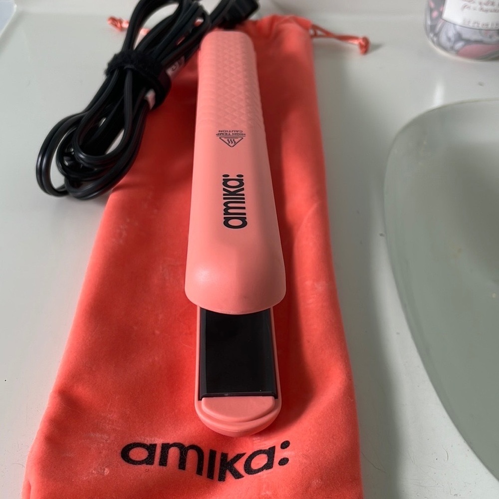 Amika hair straightener